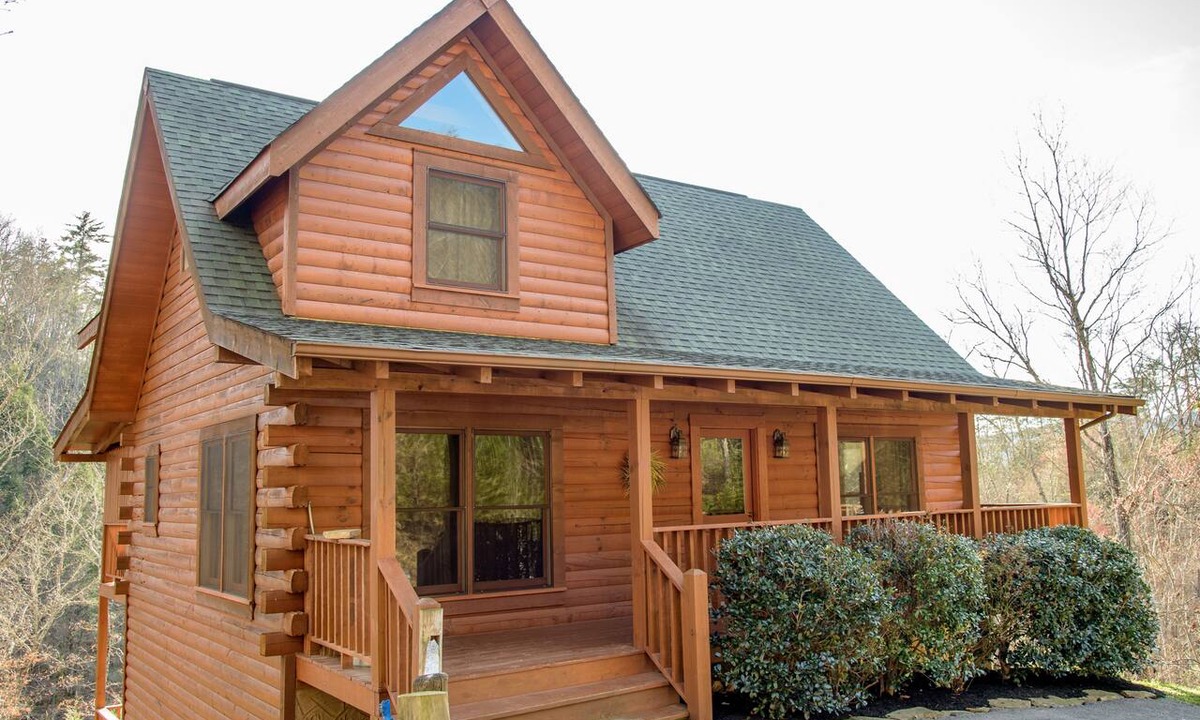 Sevierville Cabin | Beautiful Cabin! Hot Tub, Pool Table, Arcade Game! Free Pool, Putt Putt, Fishing