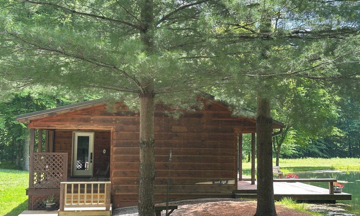 Russell Springs Cabin | Beautiful cabin nestled in the woods surrounded by water