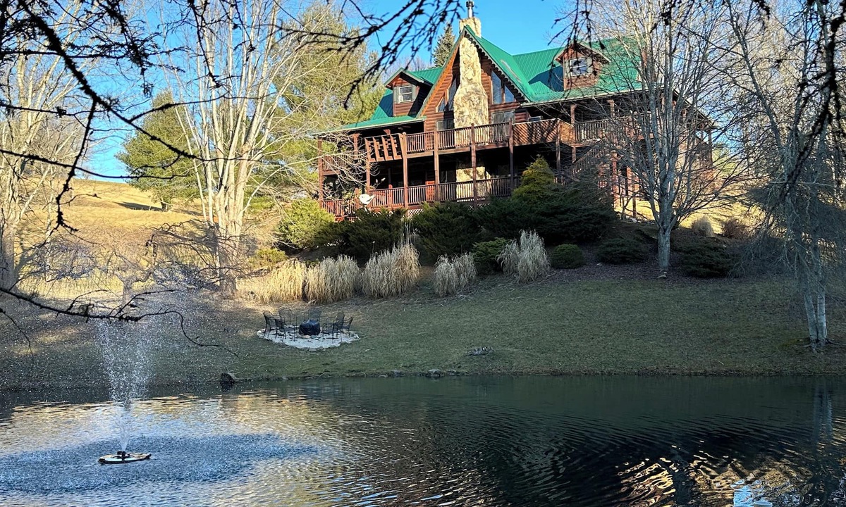 Piney Creek Cabin | Beautiful Cabin with Private Pond & Dock 5Bed/3.5Baths Sleeps 14 Oct. Dates OPEN