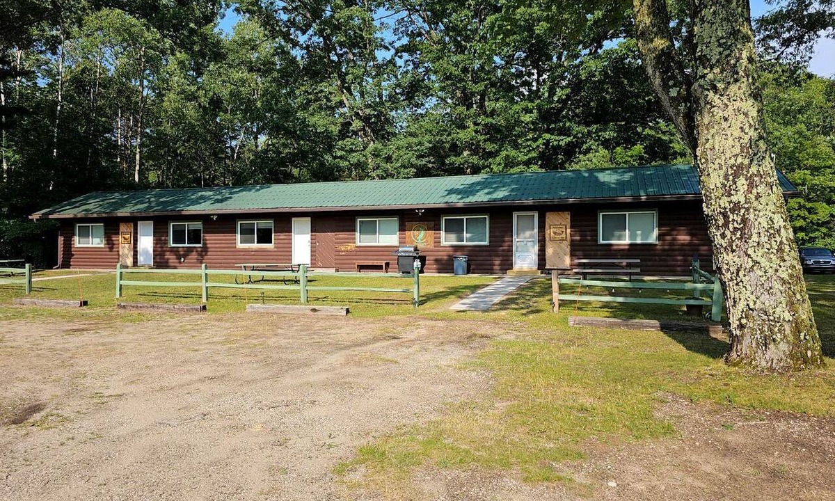 Wellston Cottage | Beautiful Cottage Nestled Amidst Trees in Wellston, Michigan