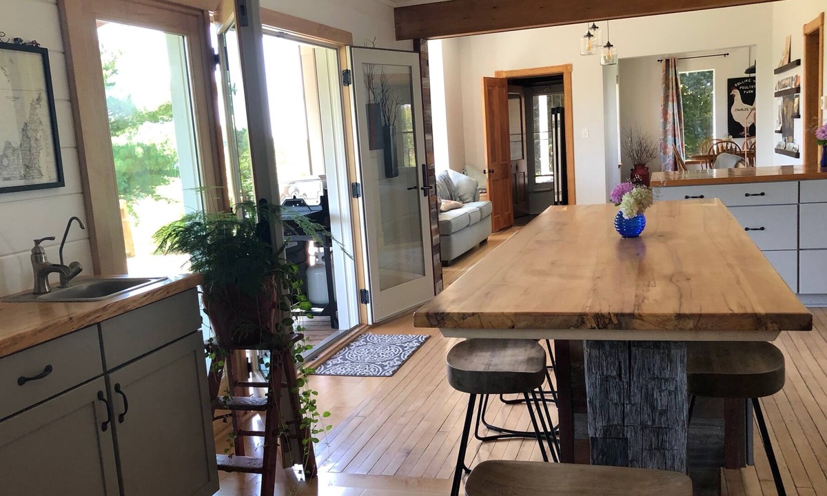 Suttons Bay House | Beautiful country home surrounded by rolling hills & vineyards