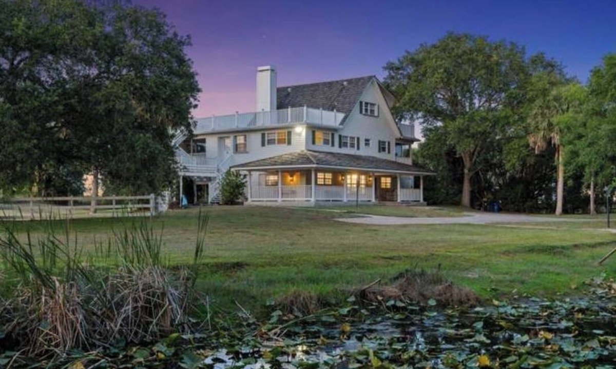 Palm Beach Country Estates House | Beautiful farmhouse 2Acres Estate, Hot Tub, Beach, Parks Trails, Bikes, Stadium