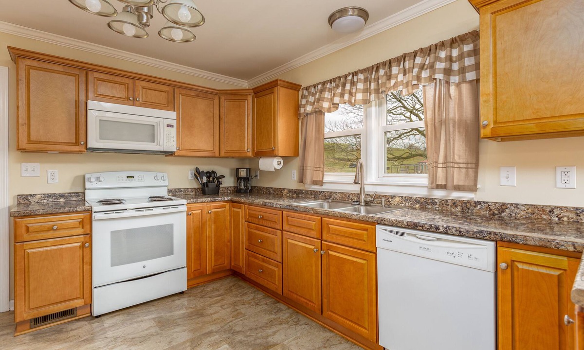Abingdon House | Beautiful house with screened in deck