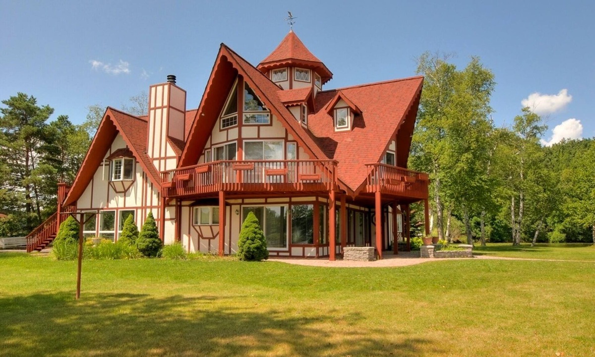 Mecosta Cottage | Beautiful Lake House On Large Private Peninsula