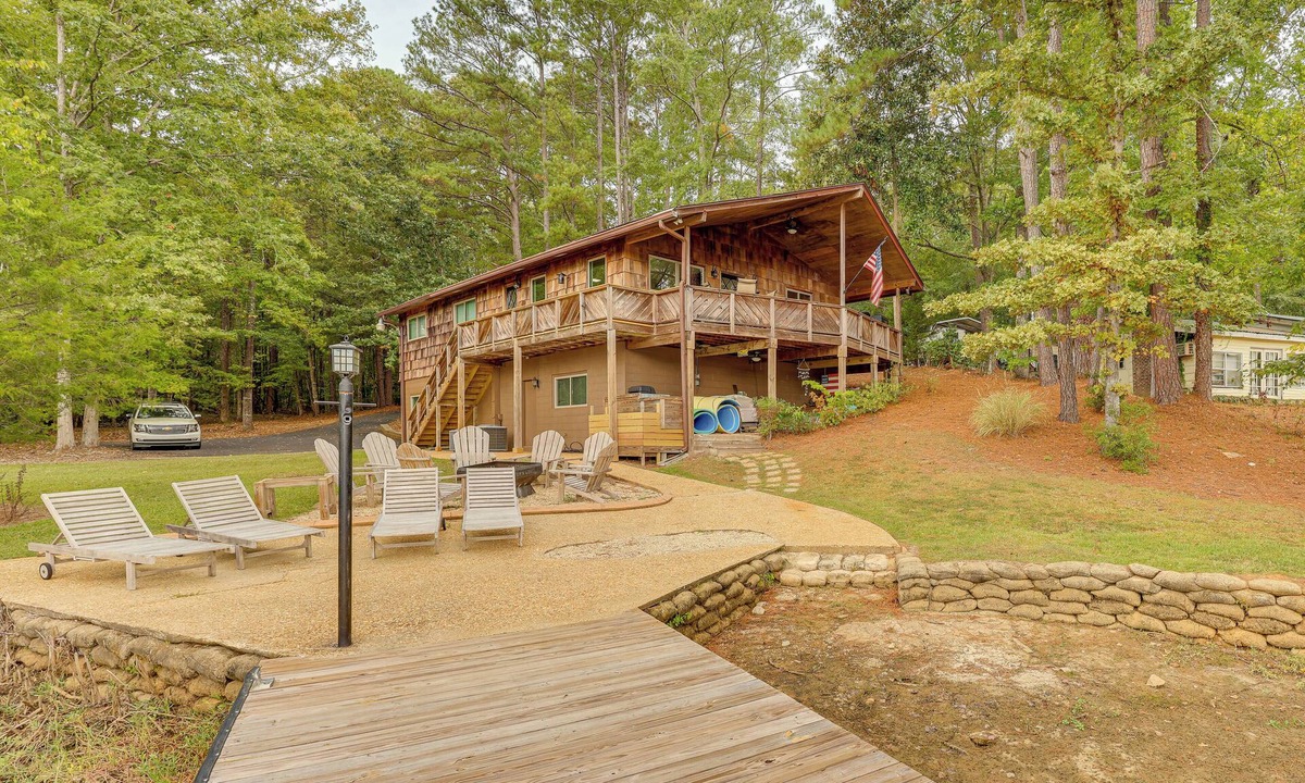 Jacksons' Gap Cabin | Beautiful Lakefront Home with Plenty of Space!