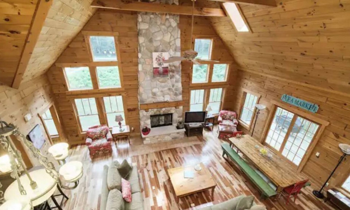 Onekama House | Beautiful Log Lodge Retreat near Beach, Dunes, Golf