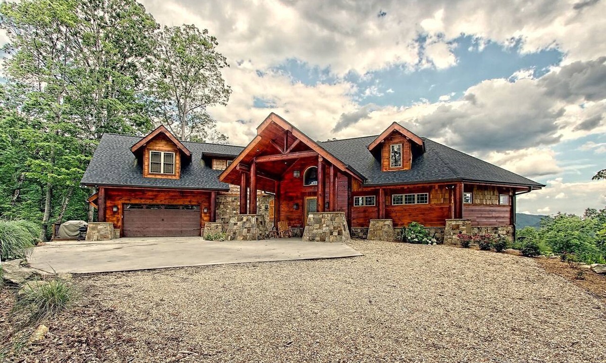 Clayton Cabin | Beautiful, Luxury Cabin with Out-Door Hot Tub near Lake Burton in Northern Georgia