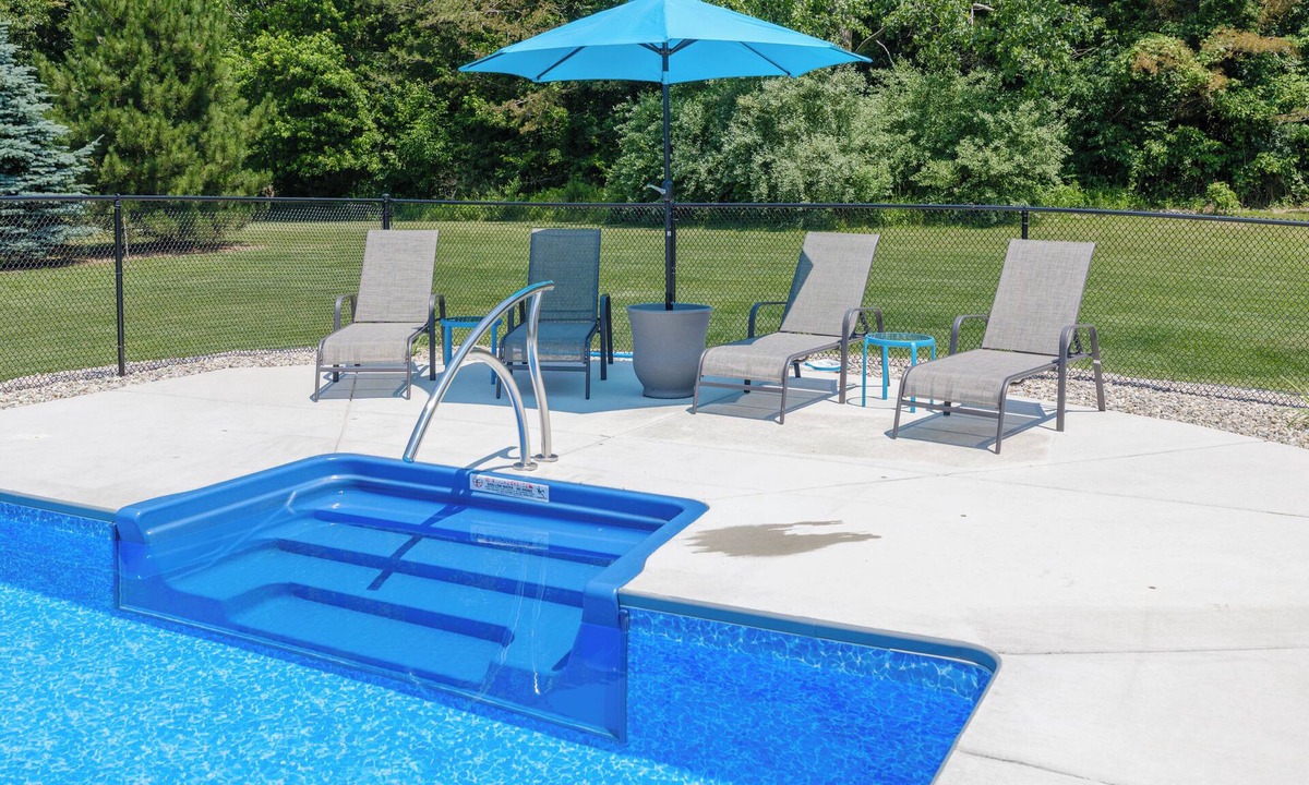 South Haven House | Beautiful new 6 bedroom with heated pool, fire pit and private setting