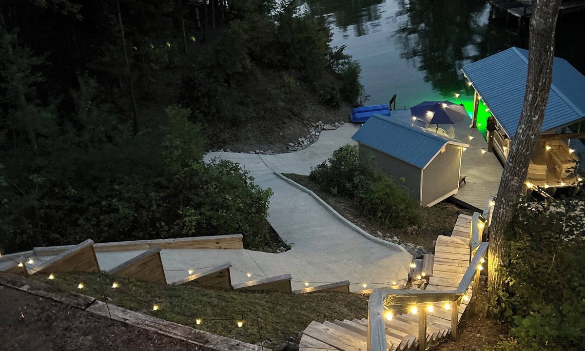 Jacksons' Gap House | Beautiful Pet friendly waterfront on lake Martin! Welcome to “Driftwood Vista”
