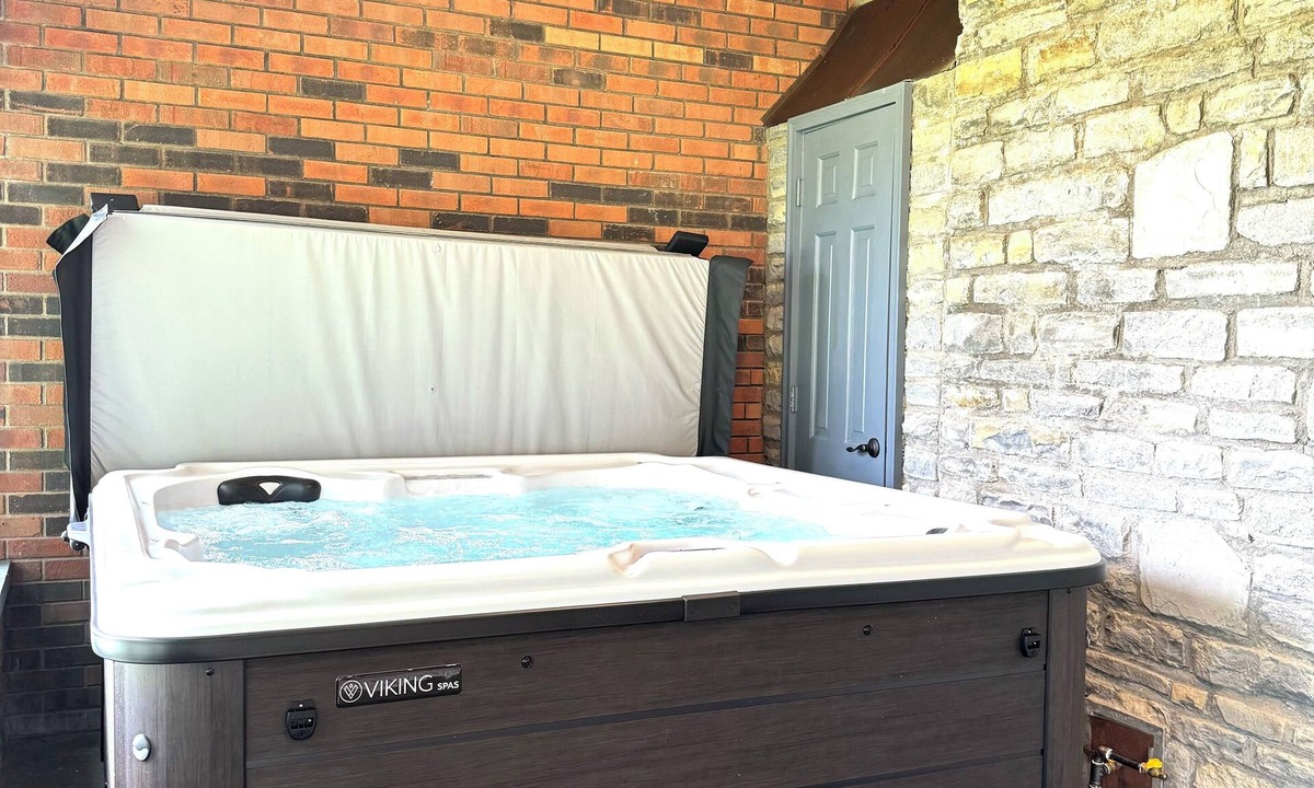 De Mossville House | Beautiful, spacious, country home. Close to The Ark! Hot-Tub! Pet-Friendly!