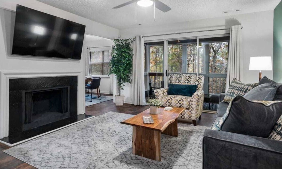 Meadowbrook House | Beautiful Townhome with Porch and near Golf|Shops