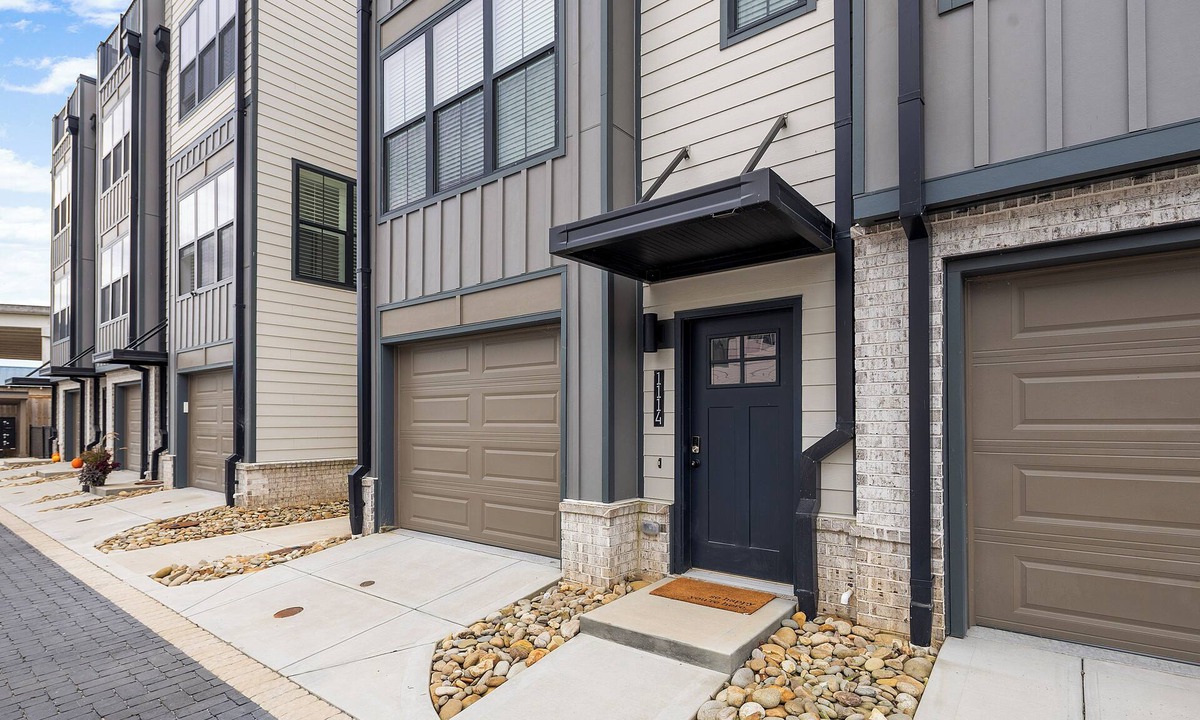 Knoxville House | Beautiful townhome with a rooftop deck with river views in South Knoxville