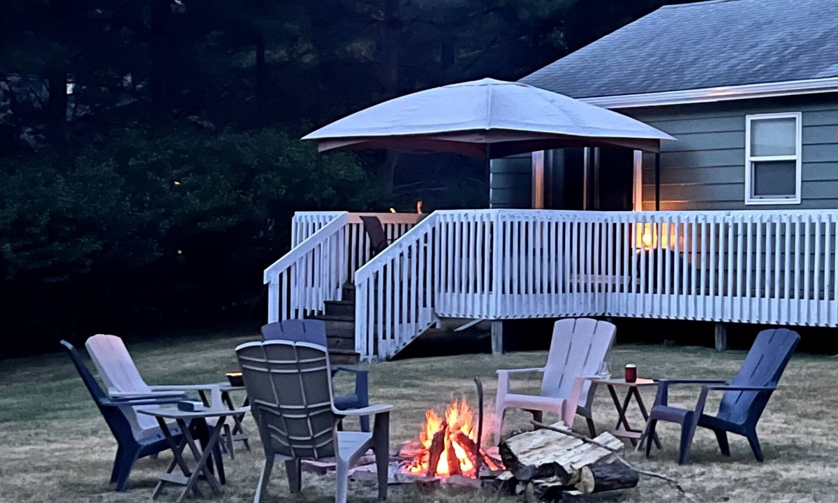 Union Pier House | Beautiful woodsy setting a 10 minute walk to the beach!