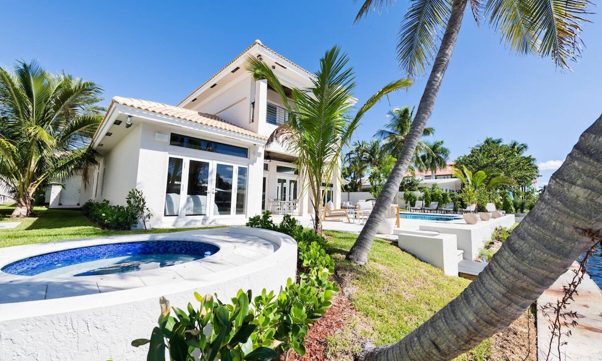 Coral Ridge House | Beautifully renovated 6 Bedroom Mansion Pet Friendly