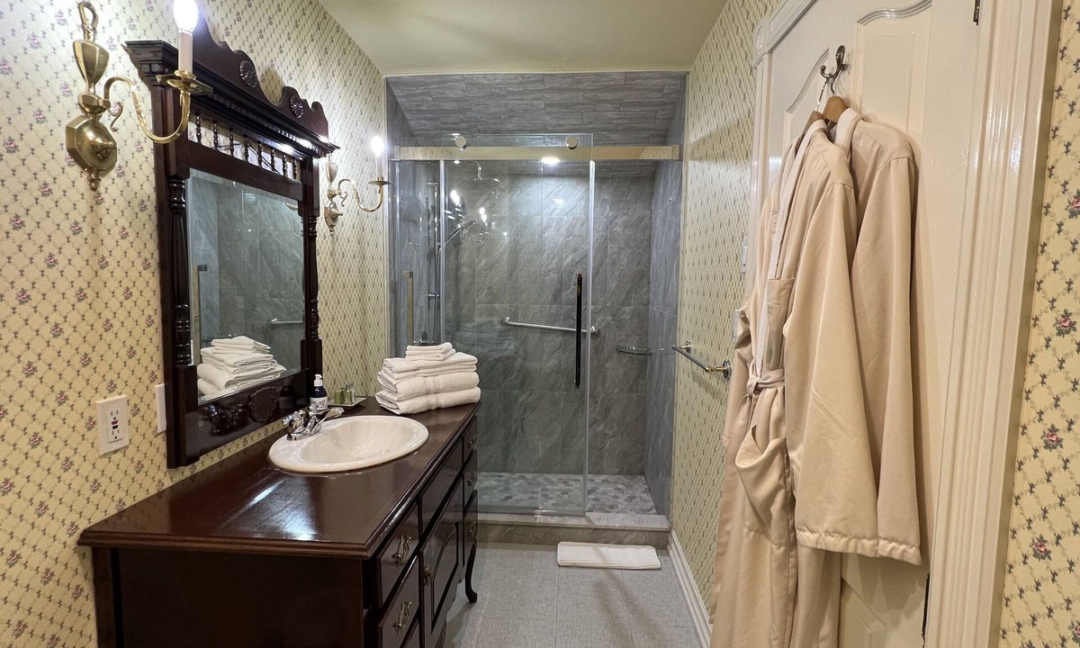 Niagara Falls Bed & Breakfast | Bedham Hall Bed & Breakfast