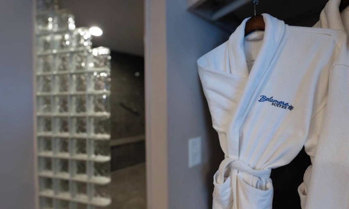 Perrysburg Apartment | Belamere Suites - The Presidential Swimming Pool Suite In Ohio