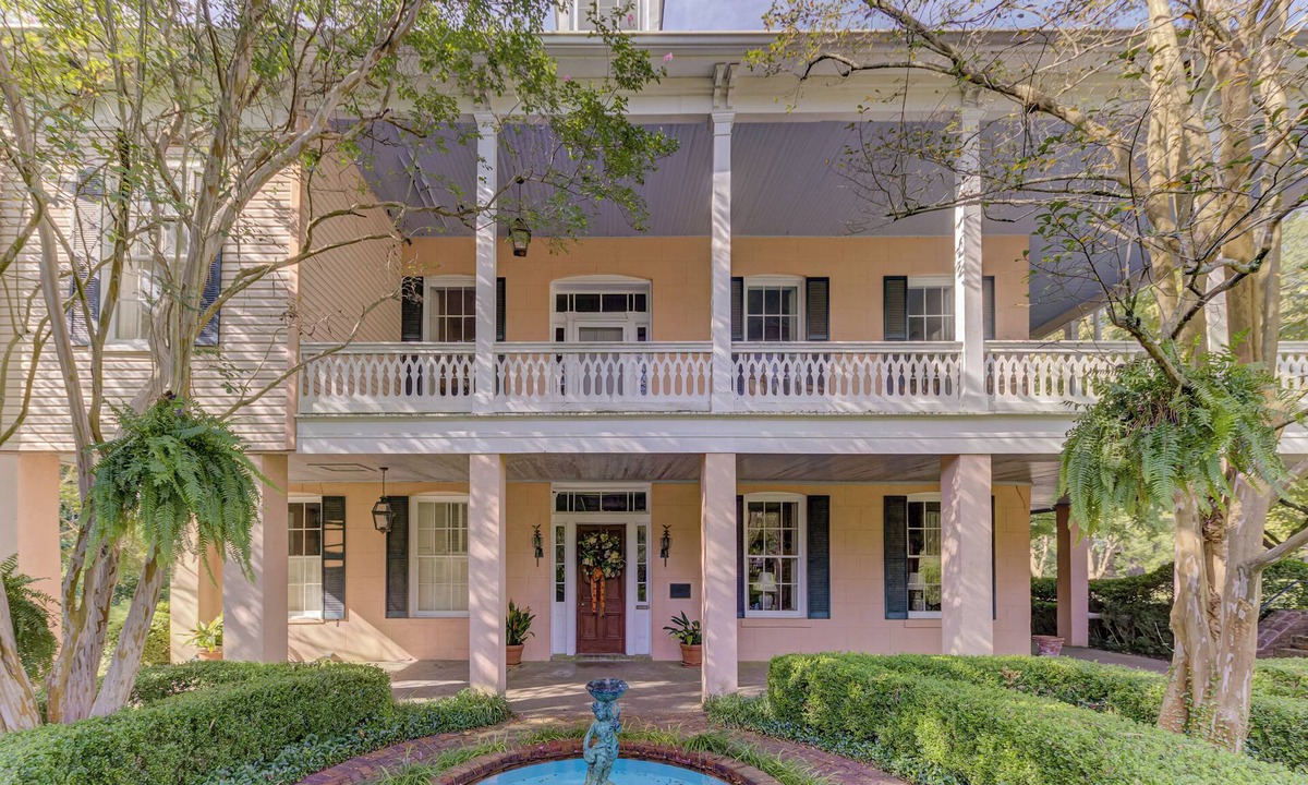 Vicksburg House | Belle Terre Mansion - Remodeled Pre-Civil War- Contemporary. Southern. History.