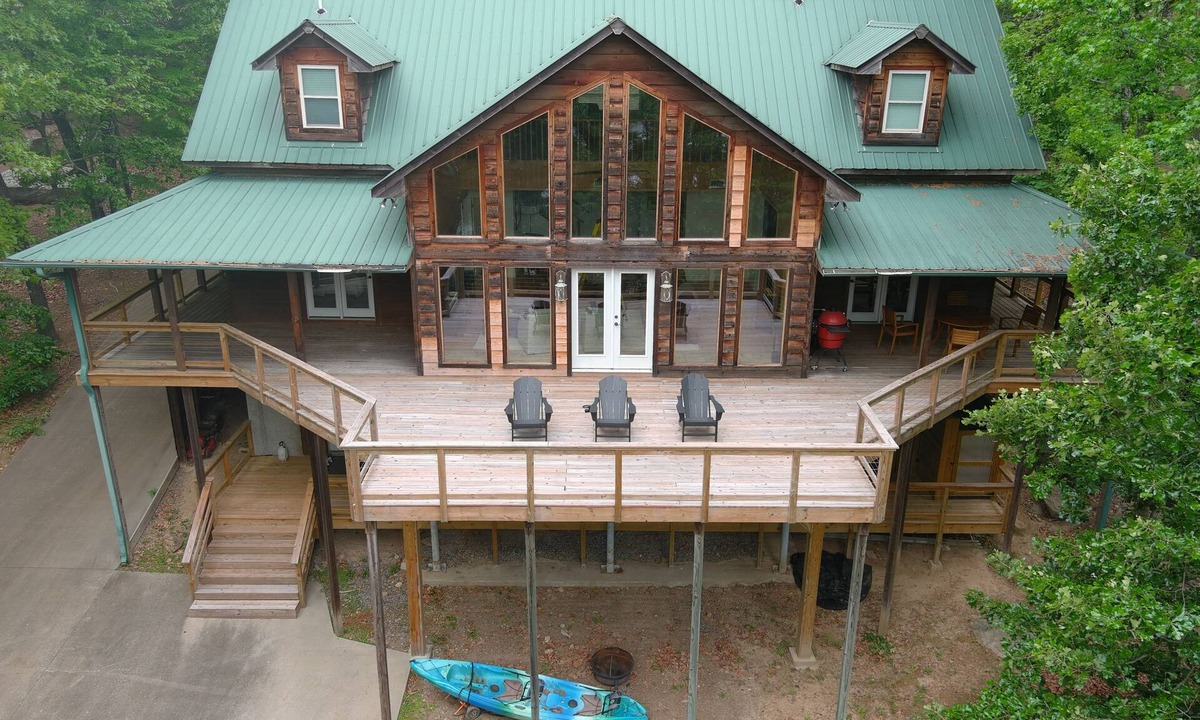 Tumbling Shoals House | Belmont Acres | Lakefront w/Heated Outdoor Shower | Sleeps 12