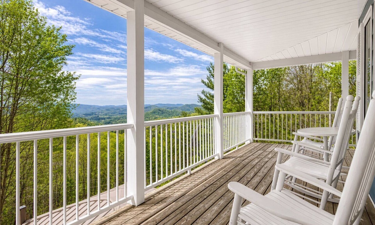Townsend Ski Chalet | Berg Stuga, Free Attraction Tickets, Game Room, Hot Tub, WIFI!