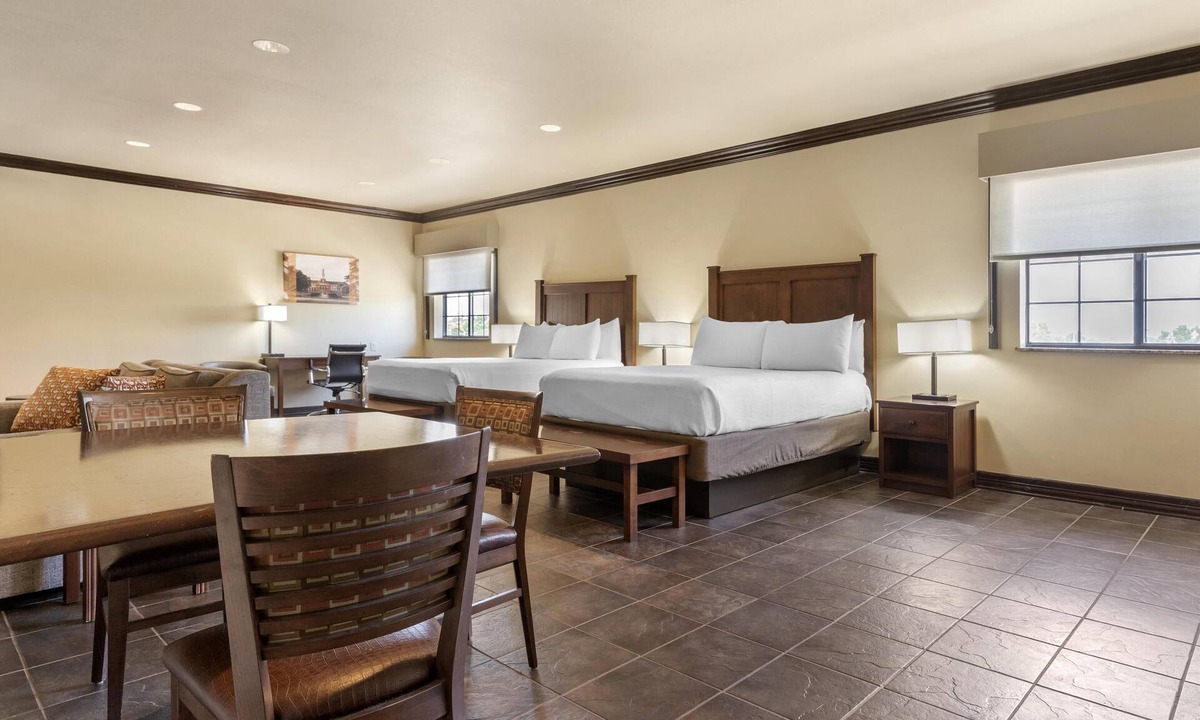 Stillwater Hotel | Best Western Plus Cimarron Hotel & Suites