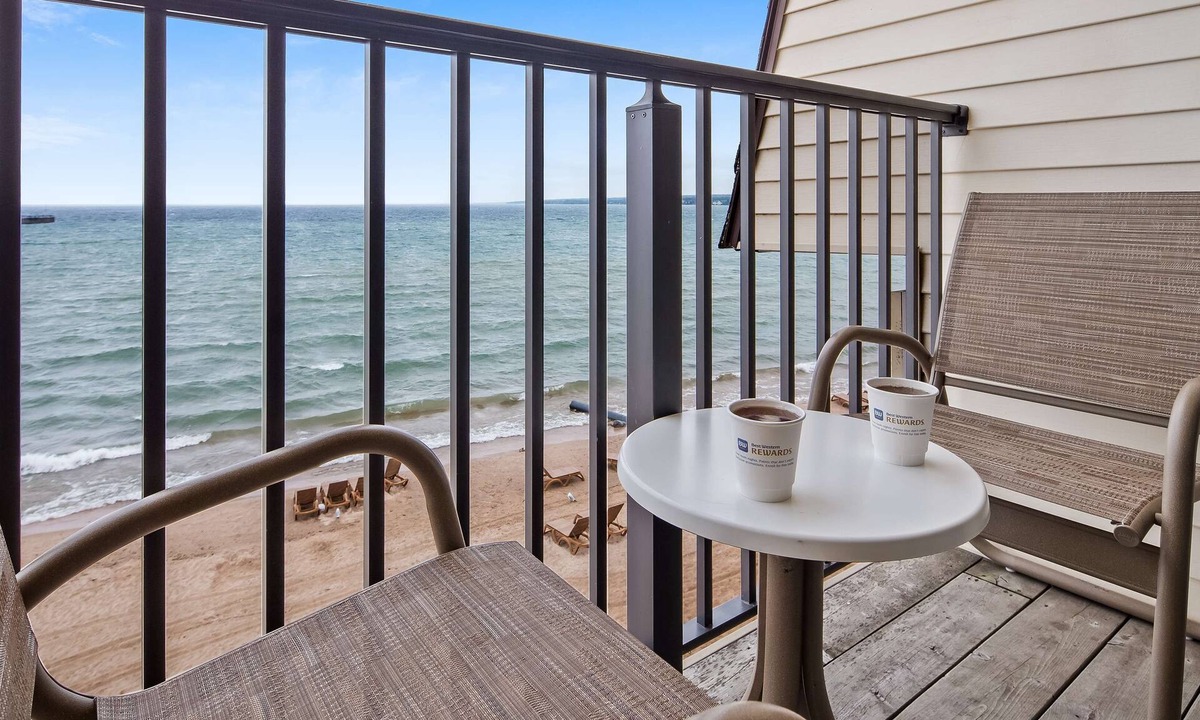 Mackinaw City Hotel | Best Western Plus Dockside Waterfront Inn