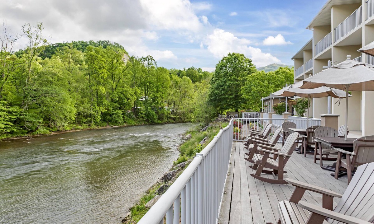 Dillsboro Hotel | Best Western Plus River Escape Inn & Suites