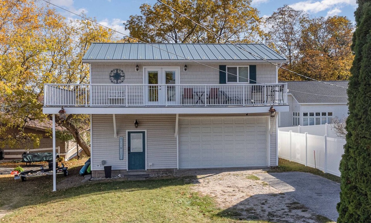 Beulah Apartment | Beulah Apartment with Scenic Lake Views, Just 5 Minutes Away from the Beach!