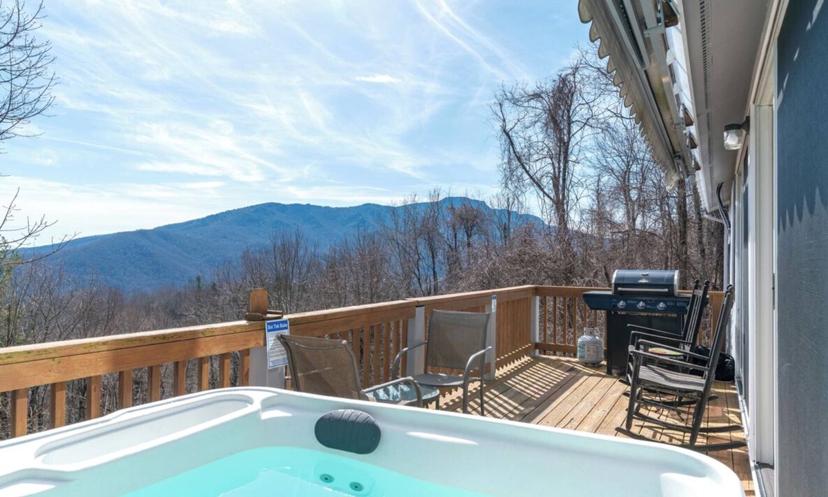 Seven Devils House | Birds Nest- Hot Tub w/Mtn View, Whirlpool Bath, Gas Grill, Keyless Entry