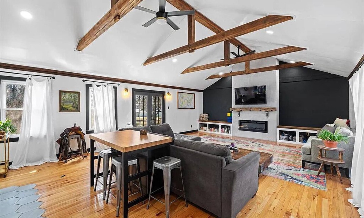 Owensboro House | Black remodeled farmhouse minutes to downtown Owensboro