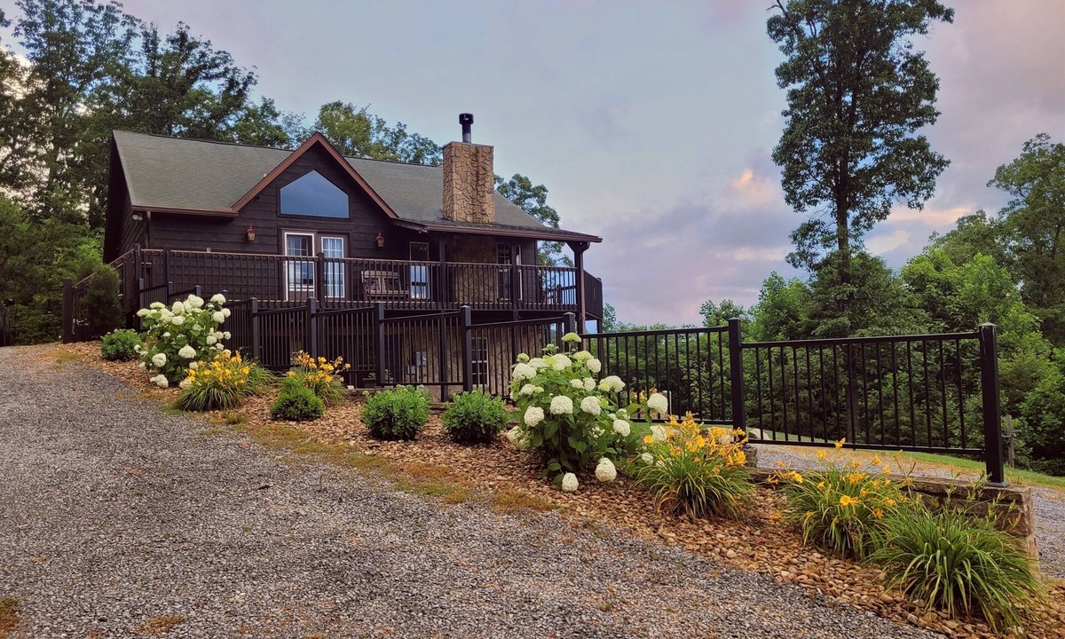 Sevierville Ski Chalet | BlackBeary Chalet, Family Friendly Secluded , Firepit, Views