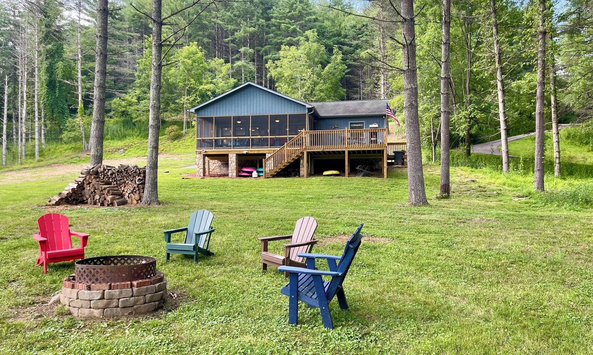 Lansing House | Blessed on the New River - Riverfront, WIFI, Small Dog Friendly, Firepit, Gas Grill, Gas Stove