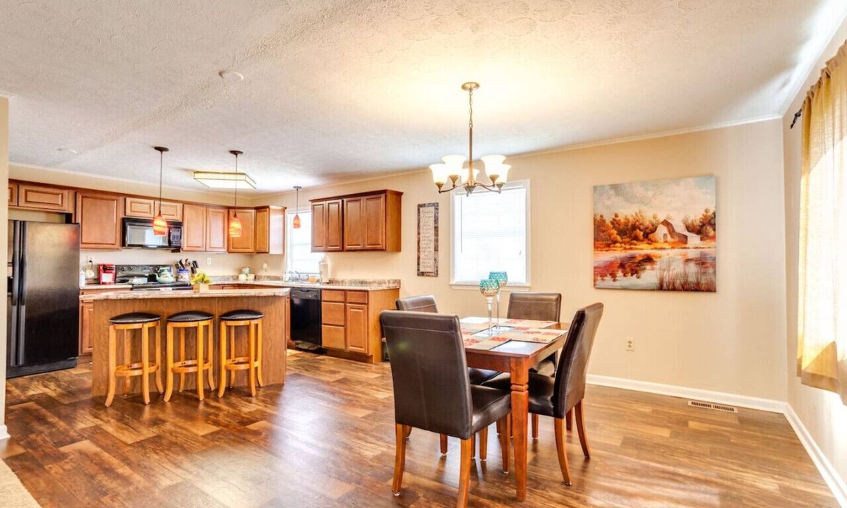 Arthur House | Blissful Bungalow across from LMU campus