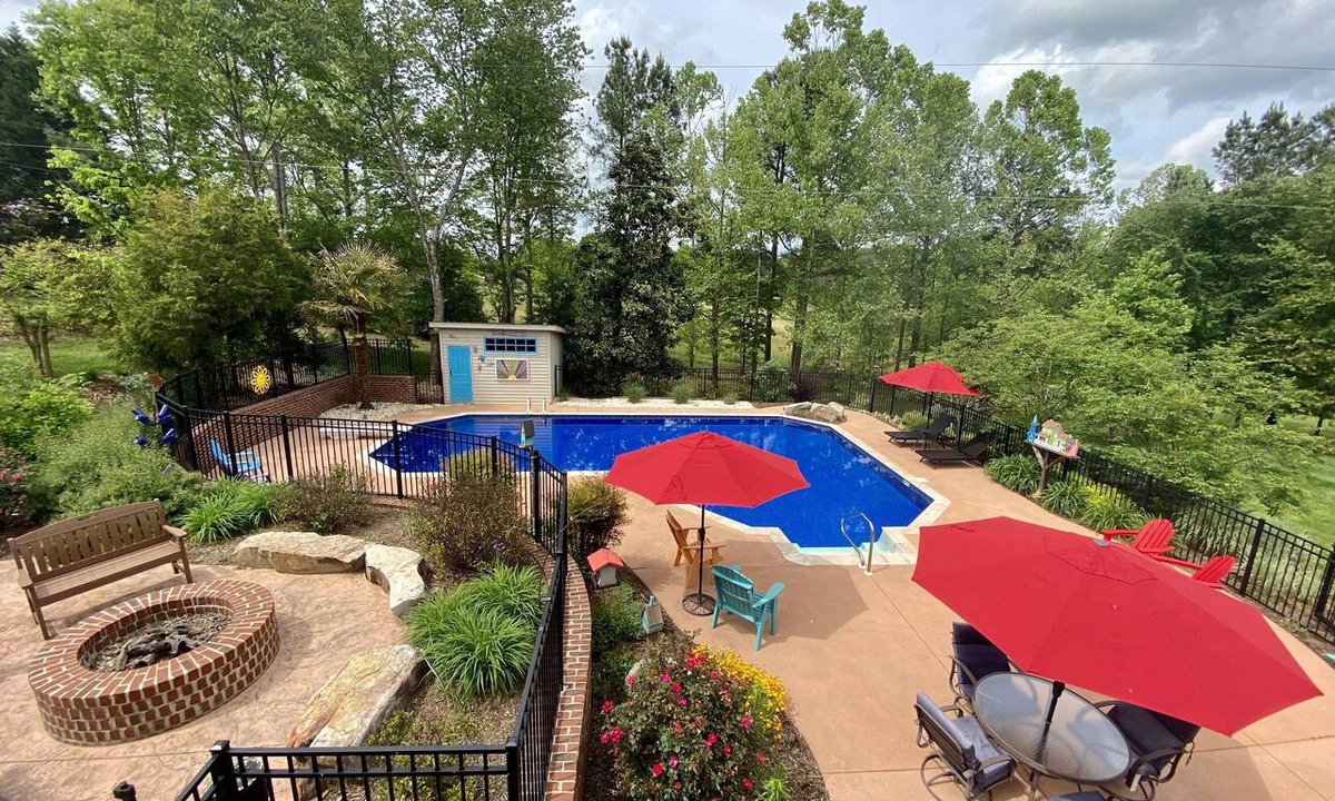 St. Stephens House | Blue Door Guesthouse – Gorgeous & Spacious 2BR/2BA Pool-Level Retreat