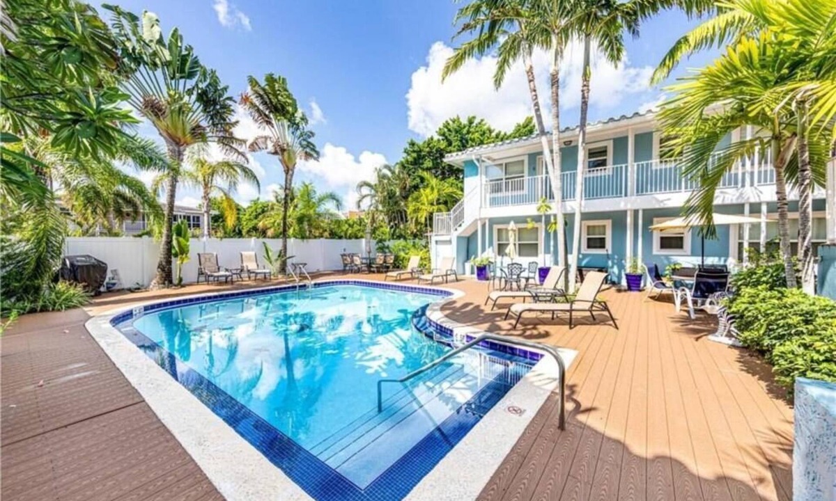 Coral Ridge Condo | Blue Parrot Inn #3- 1/1 Heated Pool 1 MI to Beach