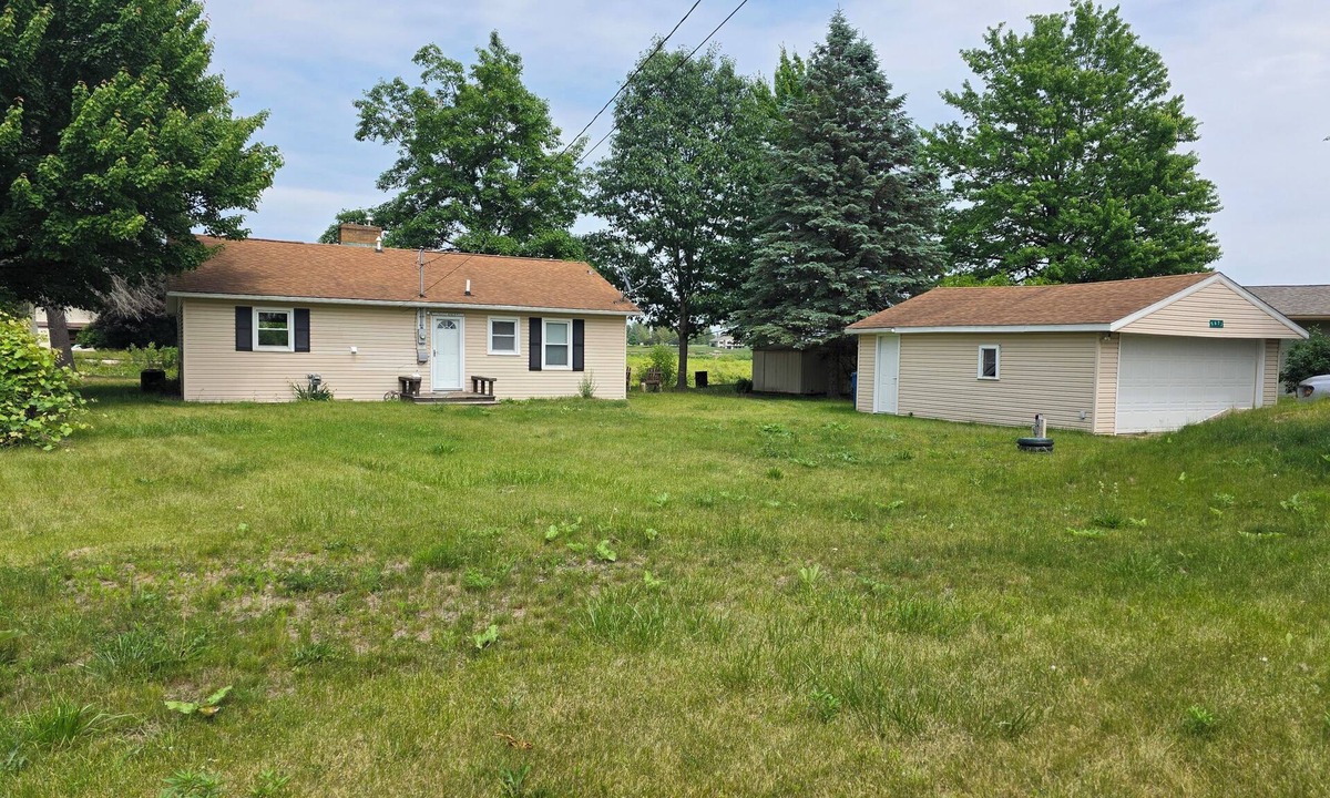Hope House | Blue's Pad. A charming and cozy 2-bedroom house on Wixom Lake in Beaverton, MI