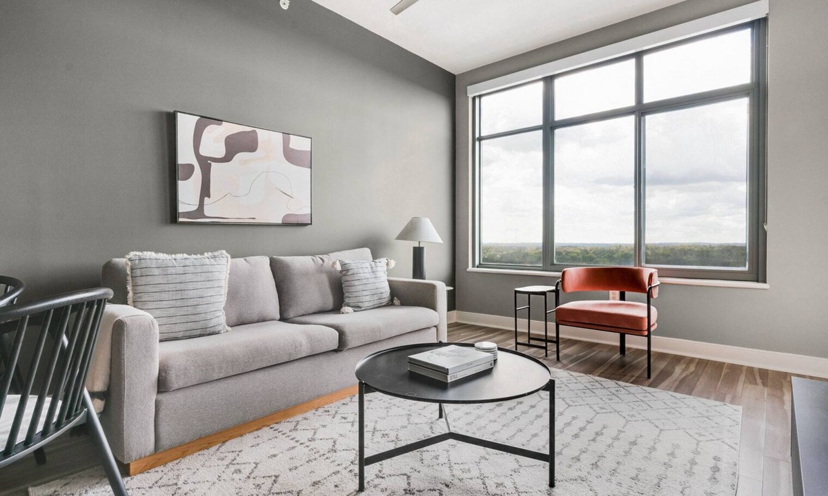Woodmont Triangle Apartment | Blueground | Hunter Mill District, pool, nr Lake Anne