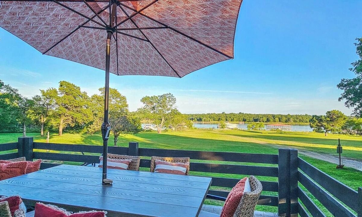 Porum House | Boho Lakefront Den in Porum Landing
