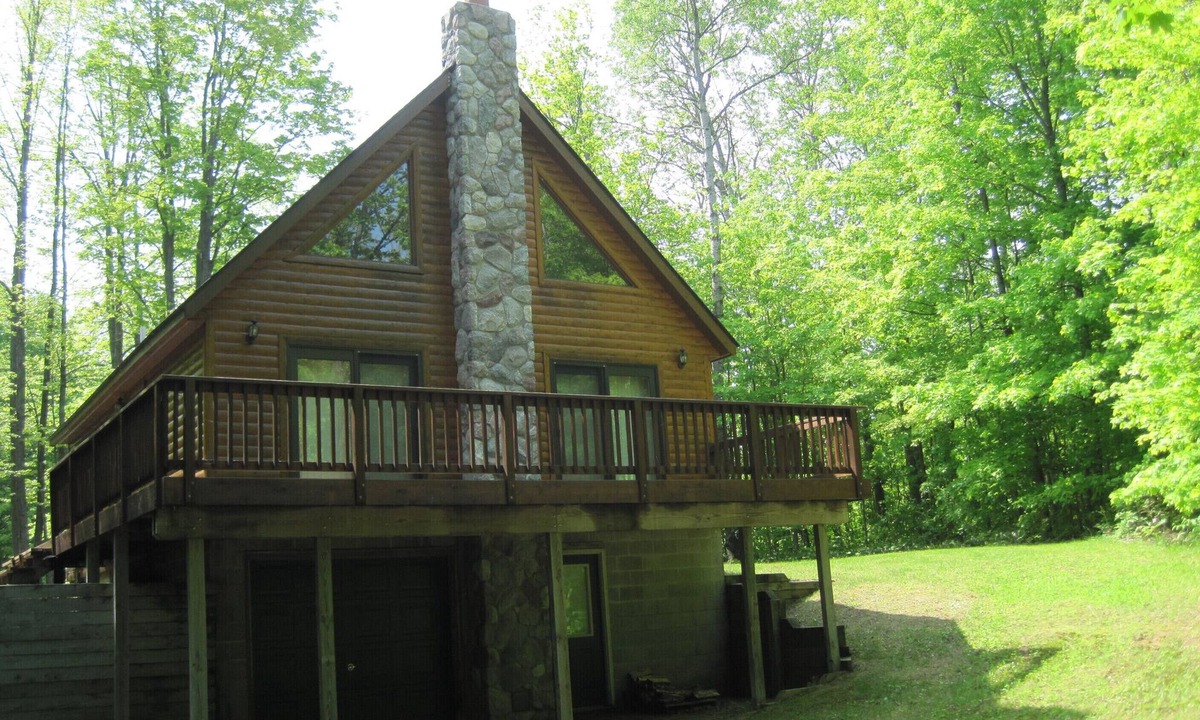 Elmira Ski Chalet | Book Your Summer & Fall Get-Away - Beautiful Scenic Cedar Chalet near Gaylord