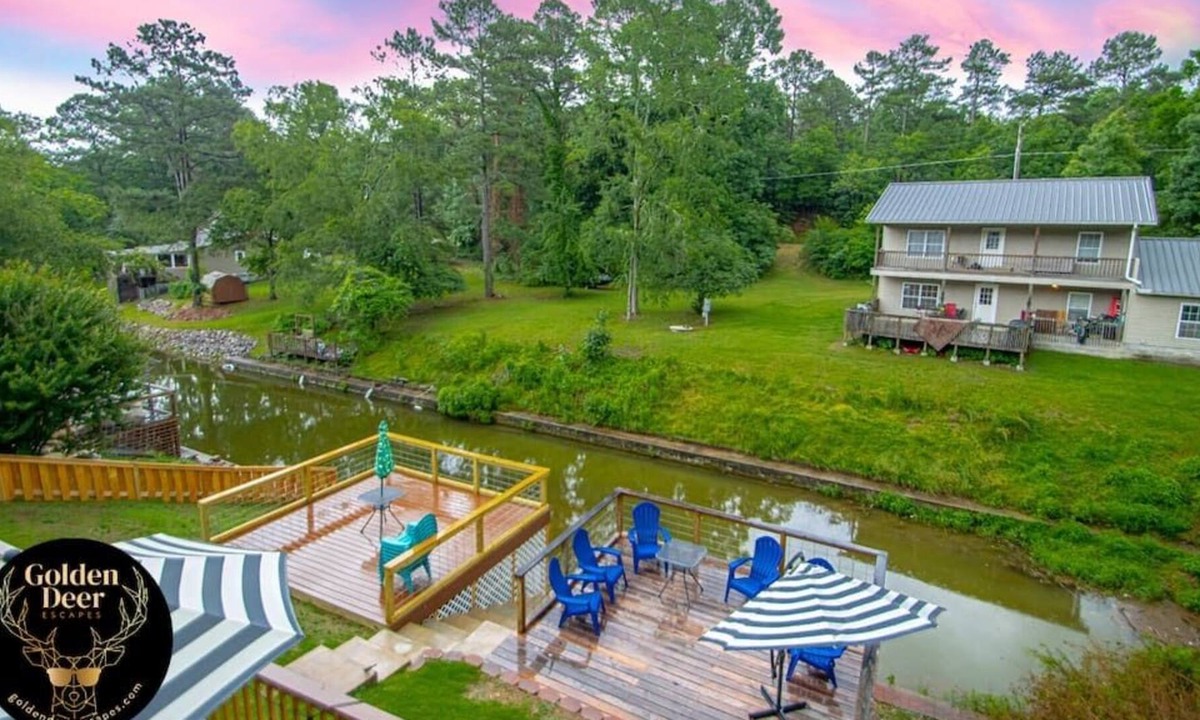 Rockwell House | Boujee · Lake Hamilton Vacation Home 3BR/3BA Sunny Deck Furnishings