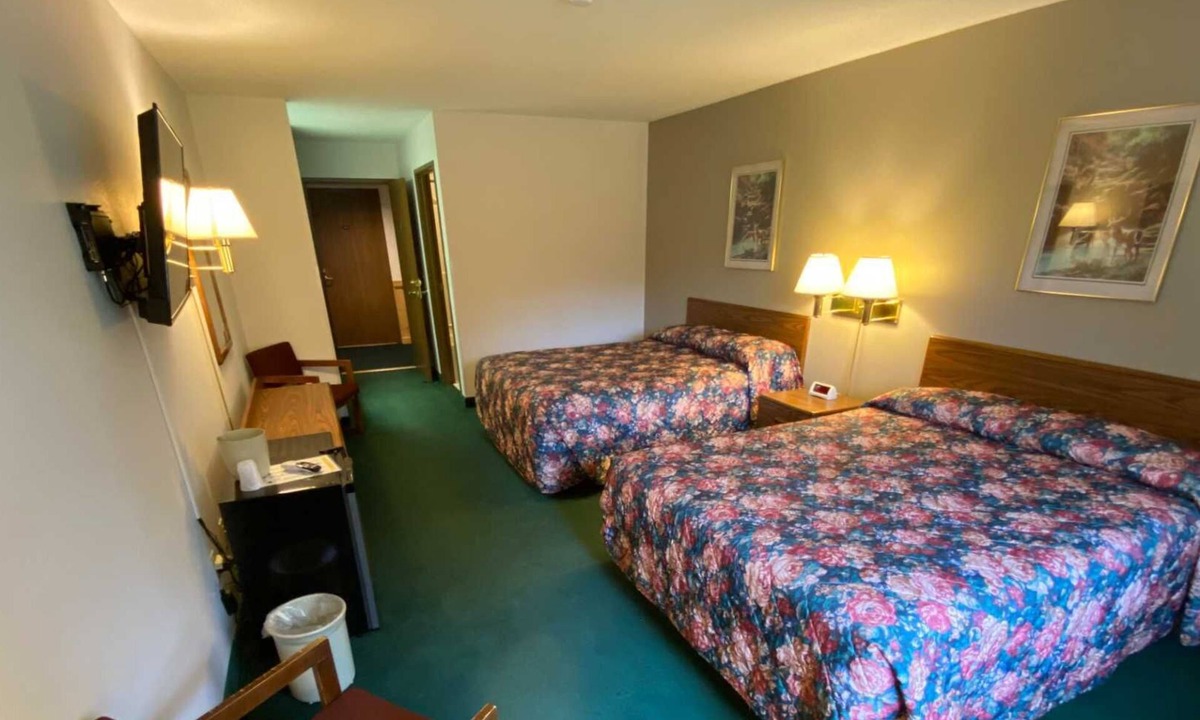 Boulder Junction Hotel | Boulder Bear Motor Lodge - Two Queen Beds 103 Front