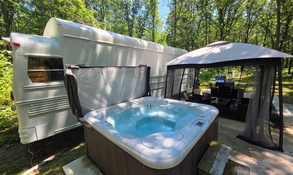 Bitely House | Bourbon St BlueBird Bus on 10 ACRES Dog Friendly