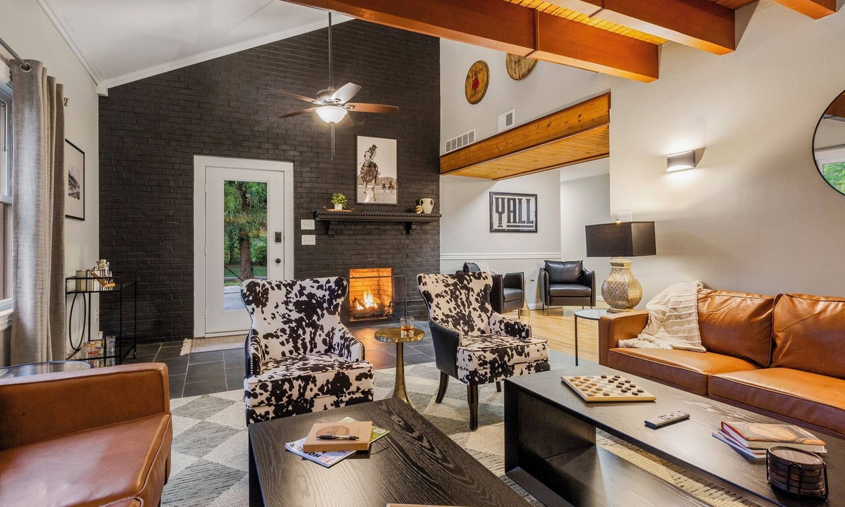 Lawrenceburg House | Bourbon Trail Cabin-Sleeps 10-Hot Tub, Firepit by Iconiq Stays