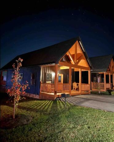 Harrodsburg House | Bourbon Villa at Daynabrook Farm with Hot Tub-6