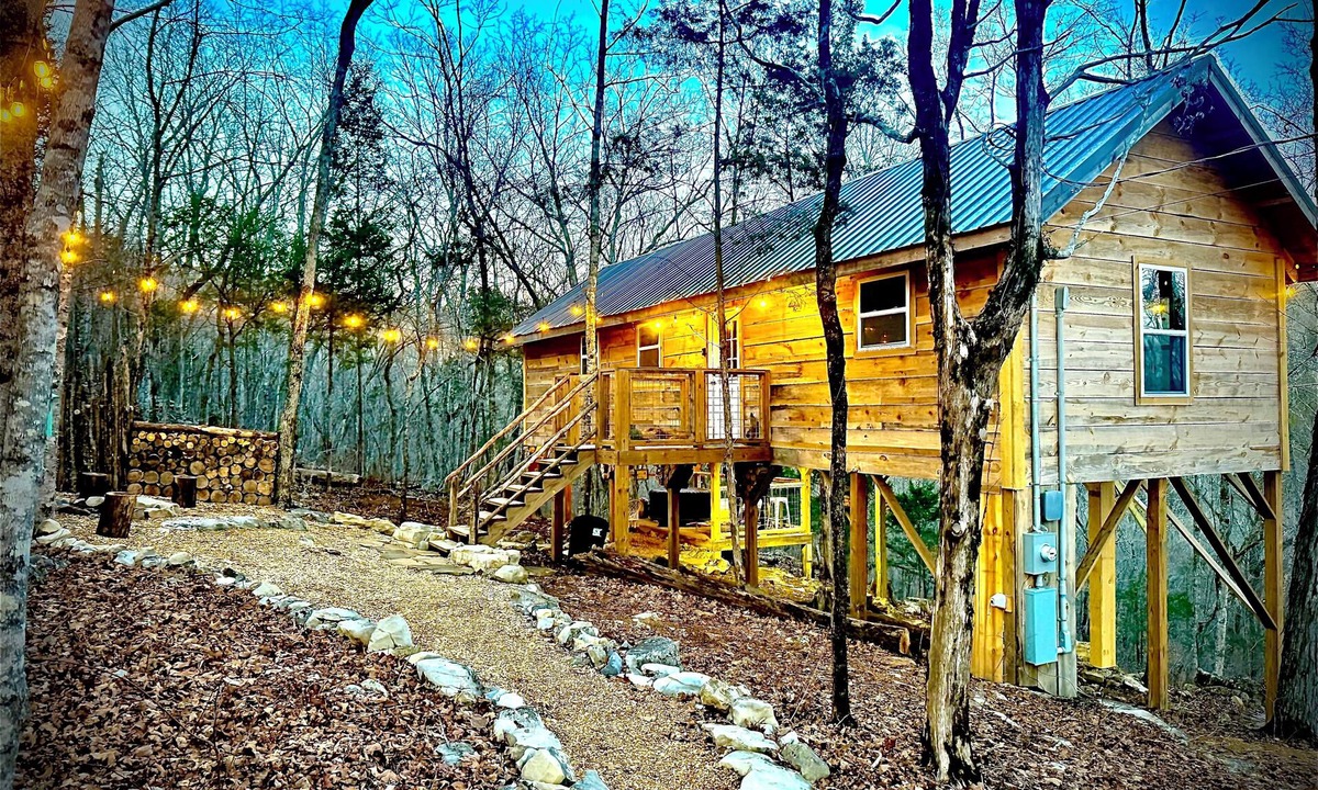 Trenton Cabin | Boutique MCM 2 bed cabin hot tub fire pit 15 min to downtown Chattanooga Tn