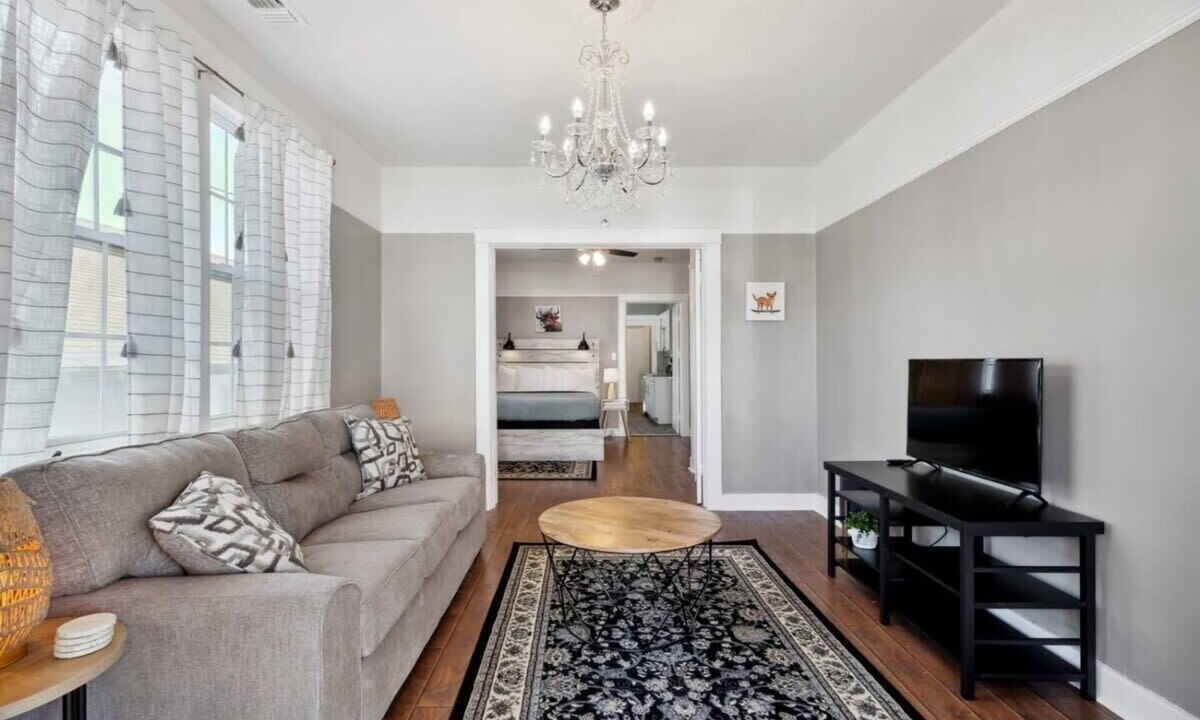 Mid-City Apartment | Brand New Mid City 1br for Long Stays