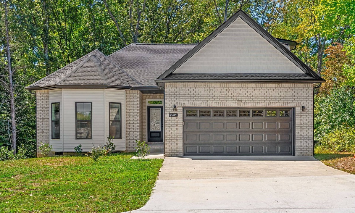 Clarksville House | Brand New Modern Comfort 3BR/2BA Entire House