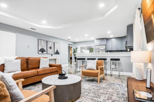 Jog Road House | Brand New Modern Villa - Fully Fenced Backyard