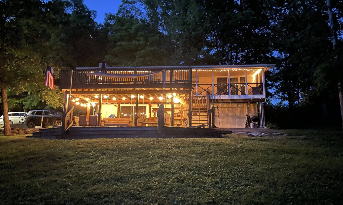 Lindseyville House | Breathtaking Lakefront Views!