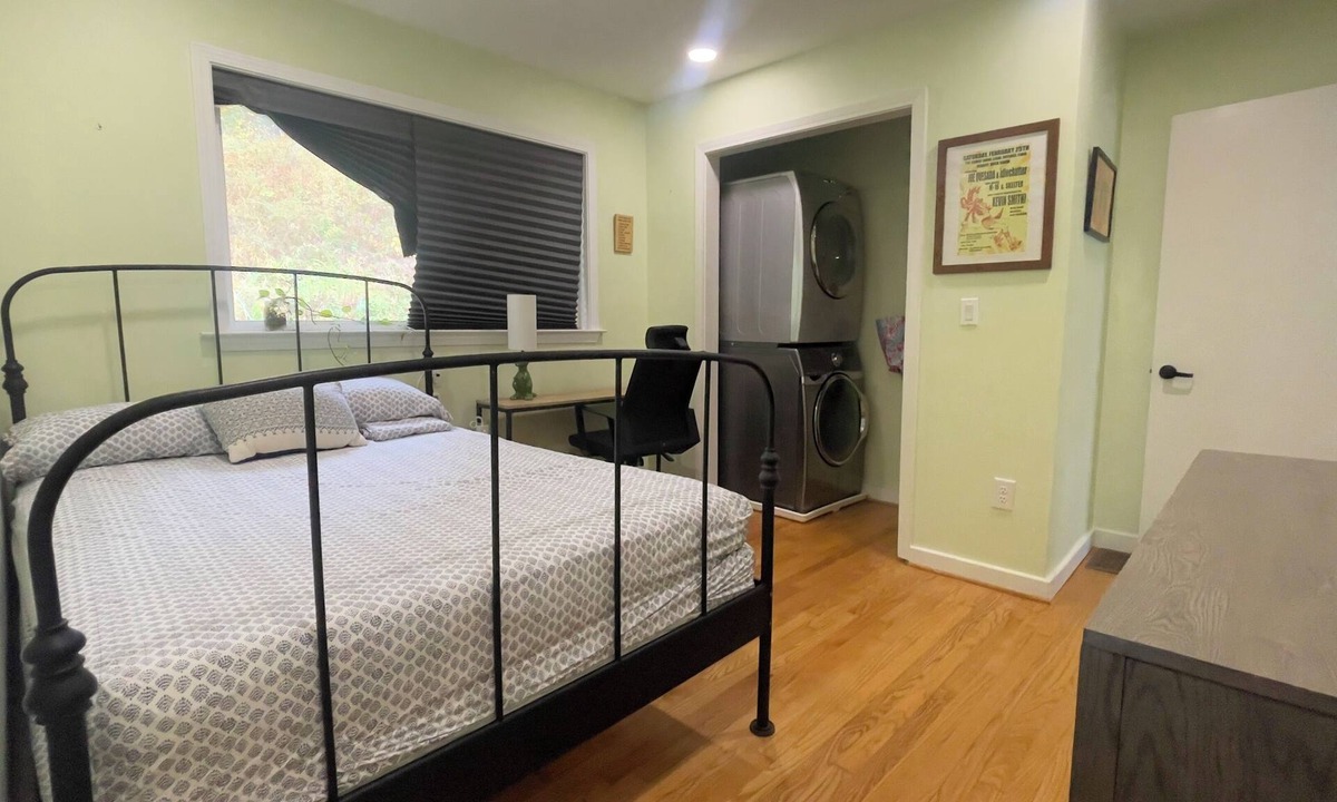 Crestline Heights House | Bright 3BR Retreat in Cahaba Heights, Safe and Central to Hospitals, Shopping