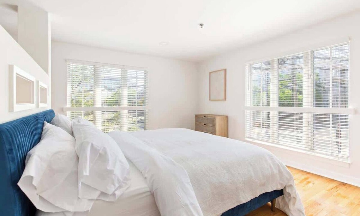 North Downtown Apartment | Bright Downtown Studio w/Full Kitchen+King Bed